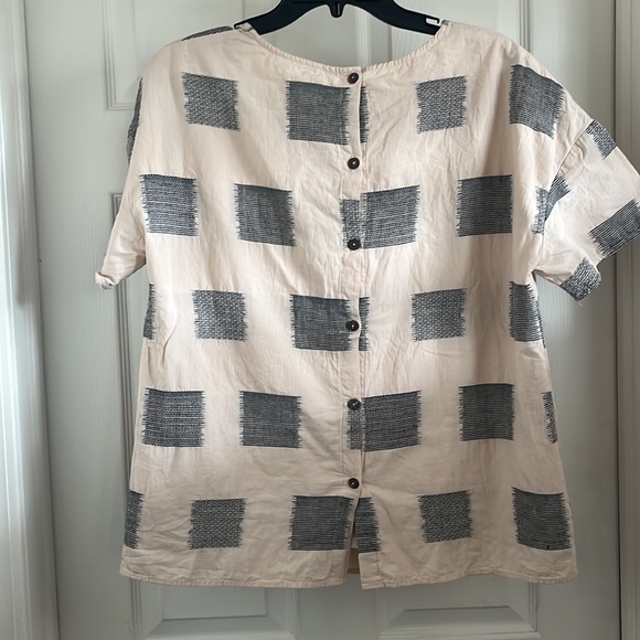 ROOLEE adorable linen colored popover blouse w/button down back - Picture 2 of 6